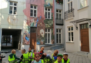 dzieci oglądają mural